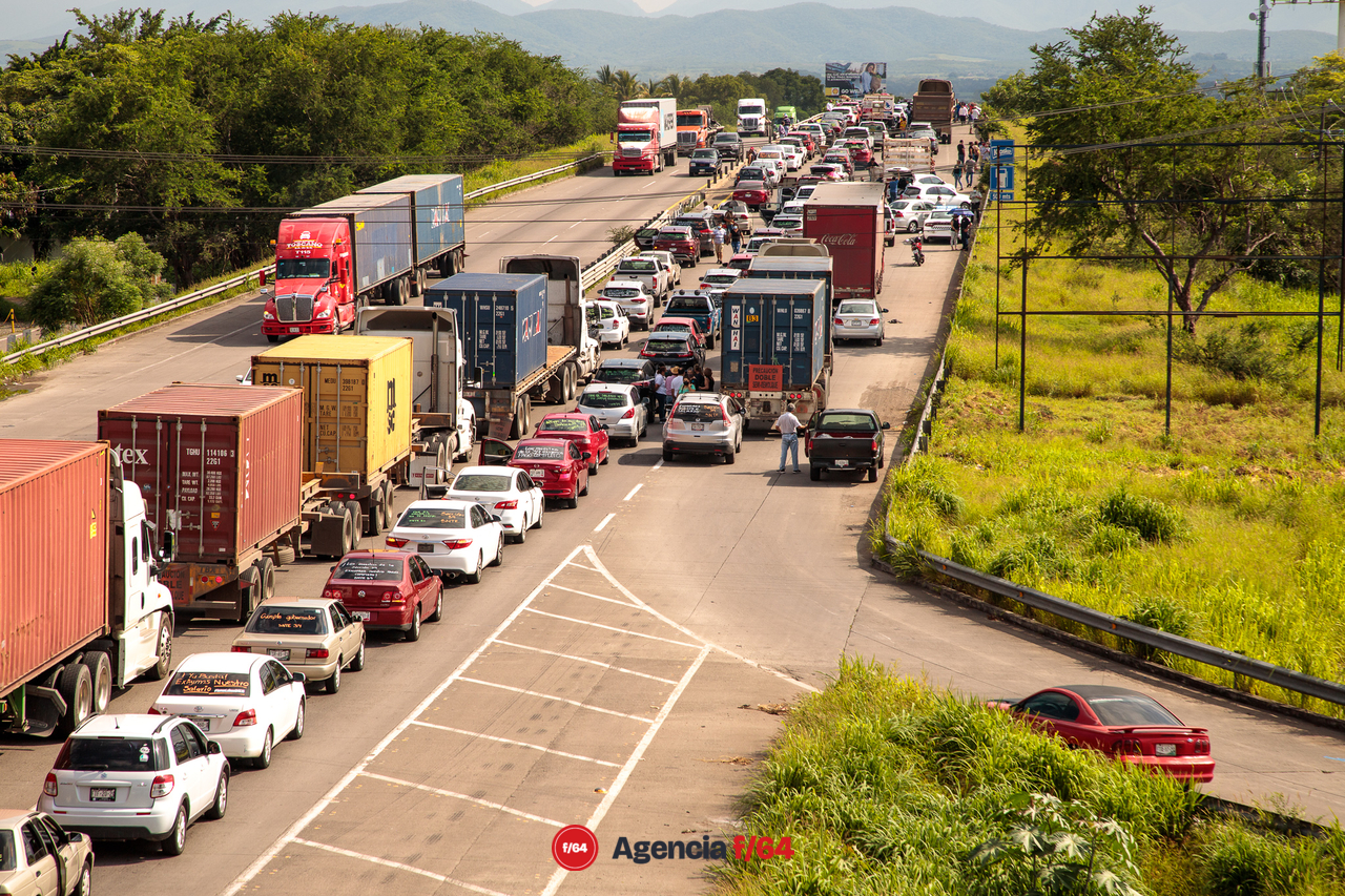 Trabajadores de la sección 39-SNTE bloquean libramiento a Manzanillo