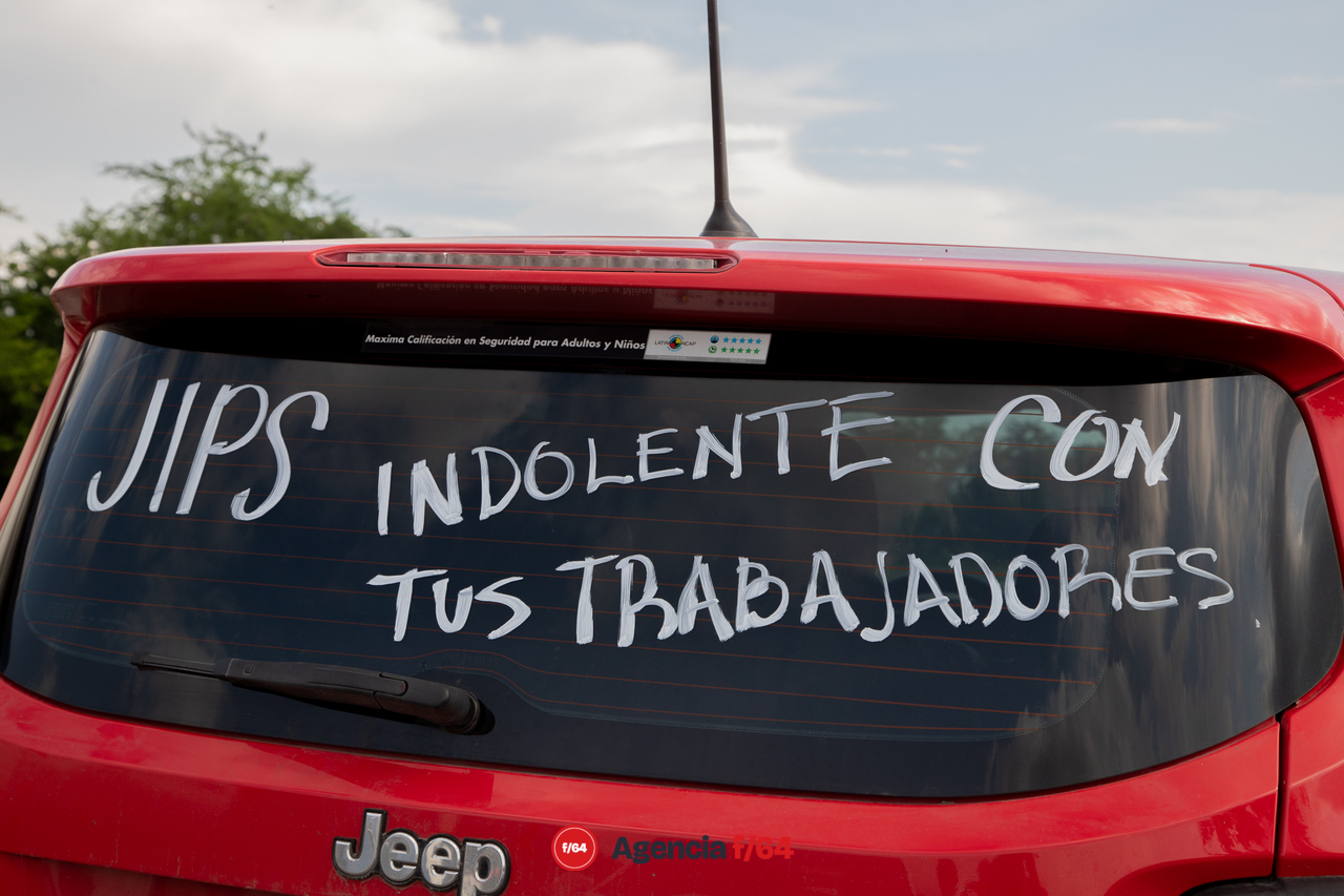 Leyendas escritas en los autos de los manifestantes.