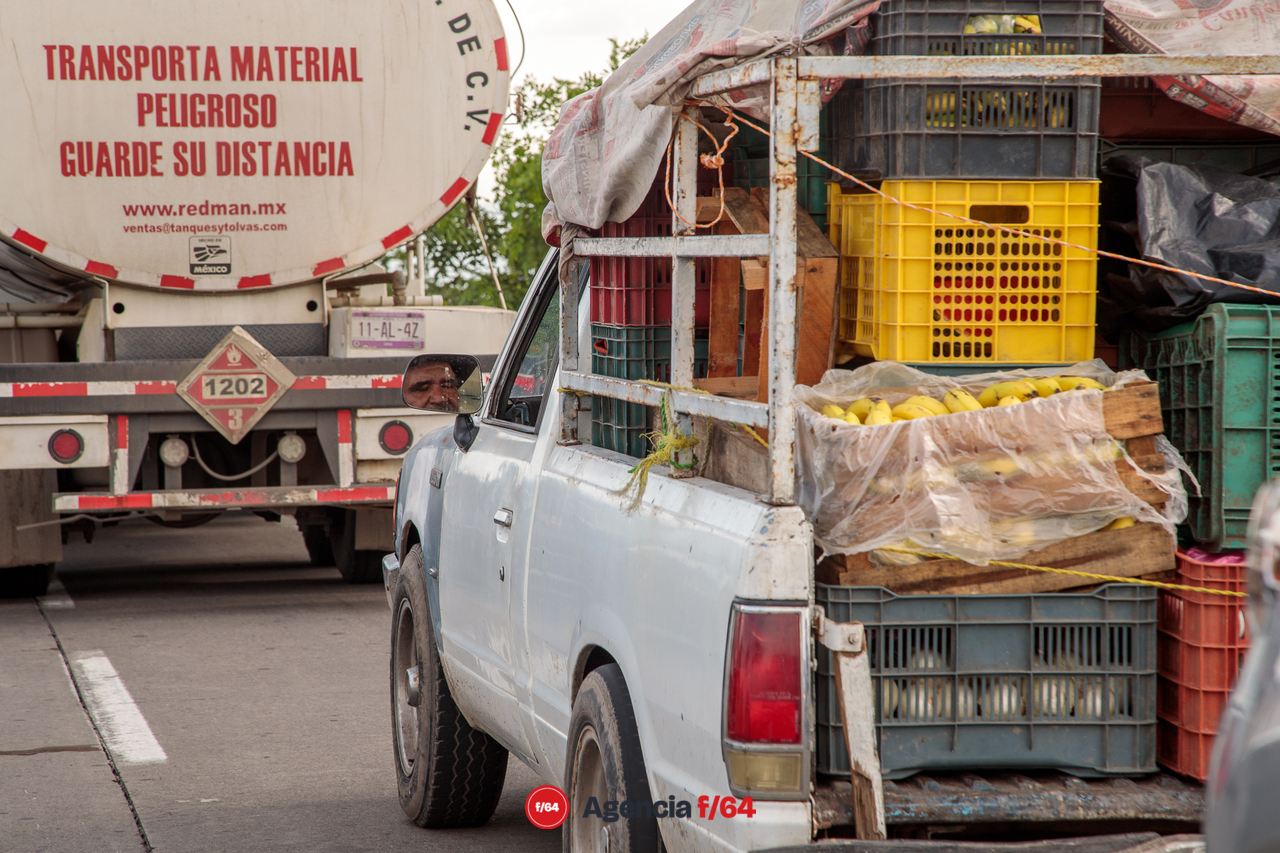 Más de un centenar de trabajadores de la sección39 bloquearon alrededor de dos horas el libramiento Guadalajara-Manzanillo en dirección al puerto.