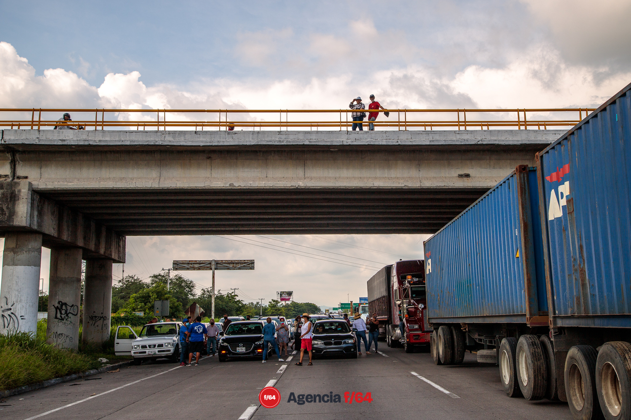 Más de un centenar de trabajadores de la sección39 bloquearon alrededor de dos horas el libramiento Guadalajara-Manzanillo en dirección al puerto.