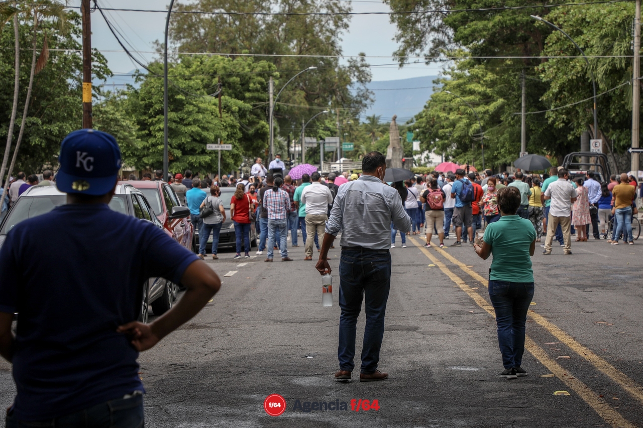 Trabajadores y jubilados del Sindicato de Trabajadores de Gobierno del Estado fuera de Casa de Gobierno protestando el anuncio de Gobernador del Estado, José Ignacio Peralta Sanchéz, quien indicó que no hay dinero para pagar la actual quincena a los trabajadores.