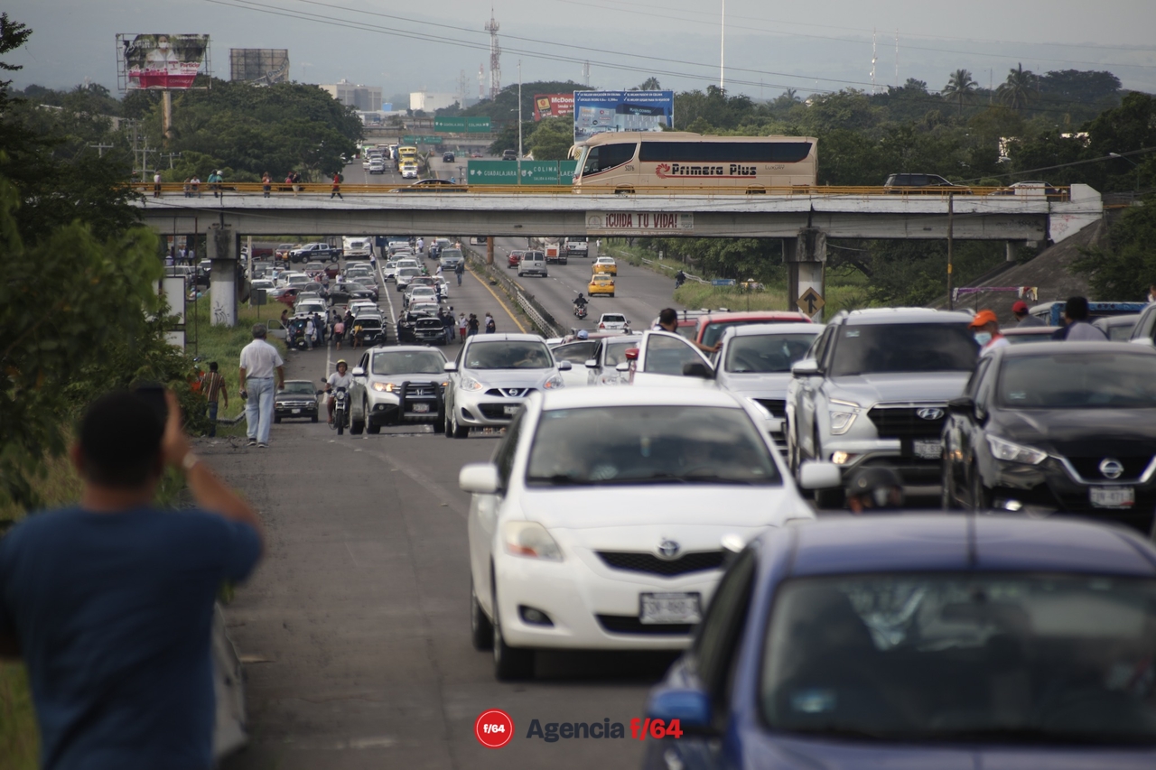 Más de un centenar de trabajadores de la sección39 bloquearon alrededor de dos horas el libramiento Guadalajara-Manzanillo en dirección al puerto.