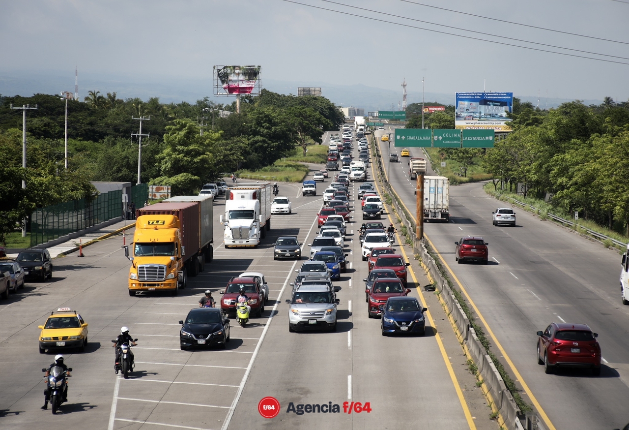 Más de un centenar de trabajadores de la sección39 bloquearon alrededor de dos horas el libramiento Guadalajara-Manzanillo en dirección al puerto.