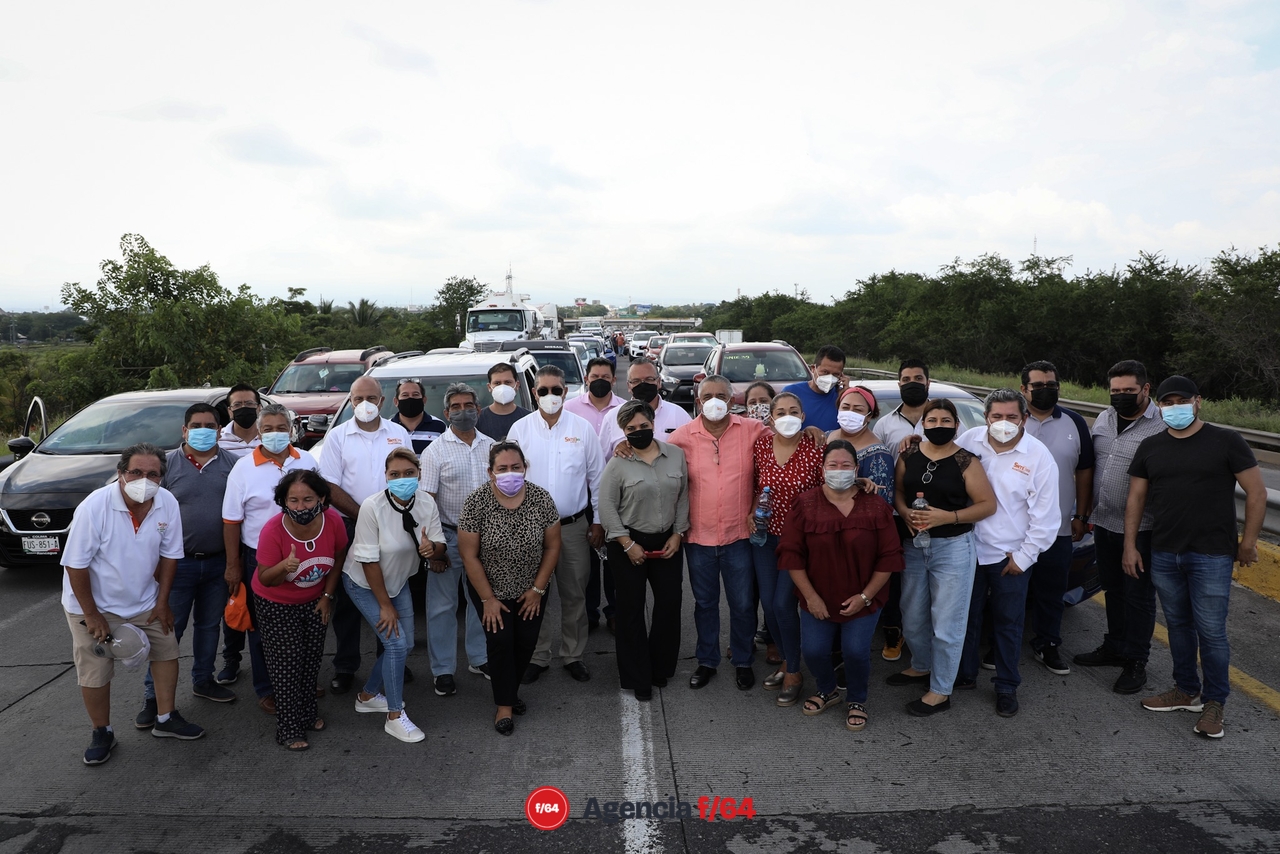 Más de un centenar de trabajadores de la sección39 bloquearon alrededor de dos horas el libramiento Guadalajara-Manzanillo en dirección al puerto.