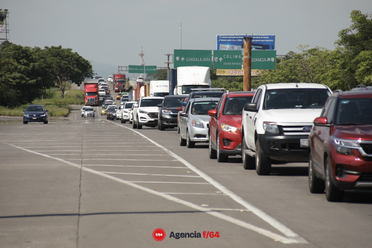 Más de un centenar de trabajadores de la sección39 bloquearon alrededor de dos horas el libramiento Guadalajara-Manzanillo en dirección al puerto.