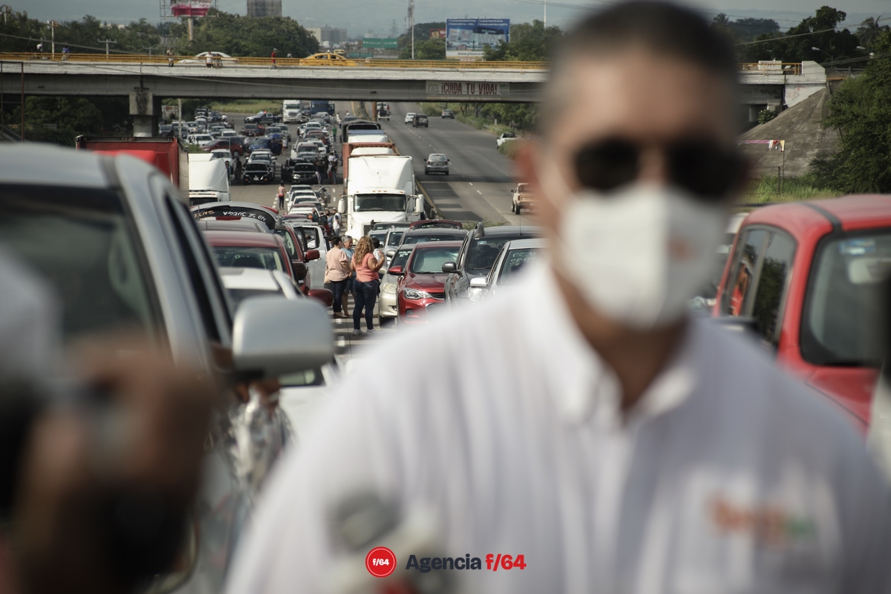 Más de un centenar de trabajadores de la sección39 bloquearon alrededor de dos horas el libramiento Guadalajara-Manzanillo en dirección al puerto.