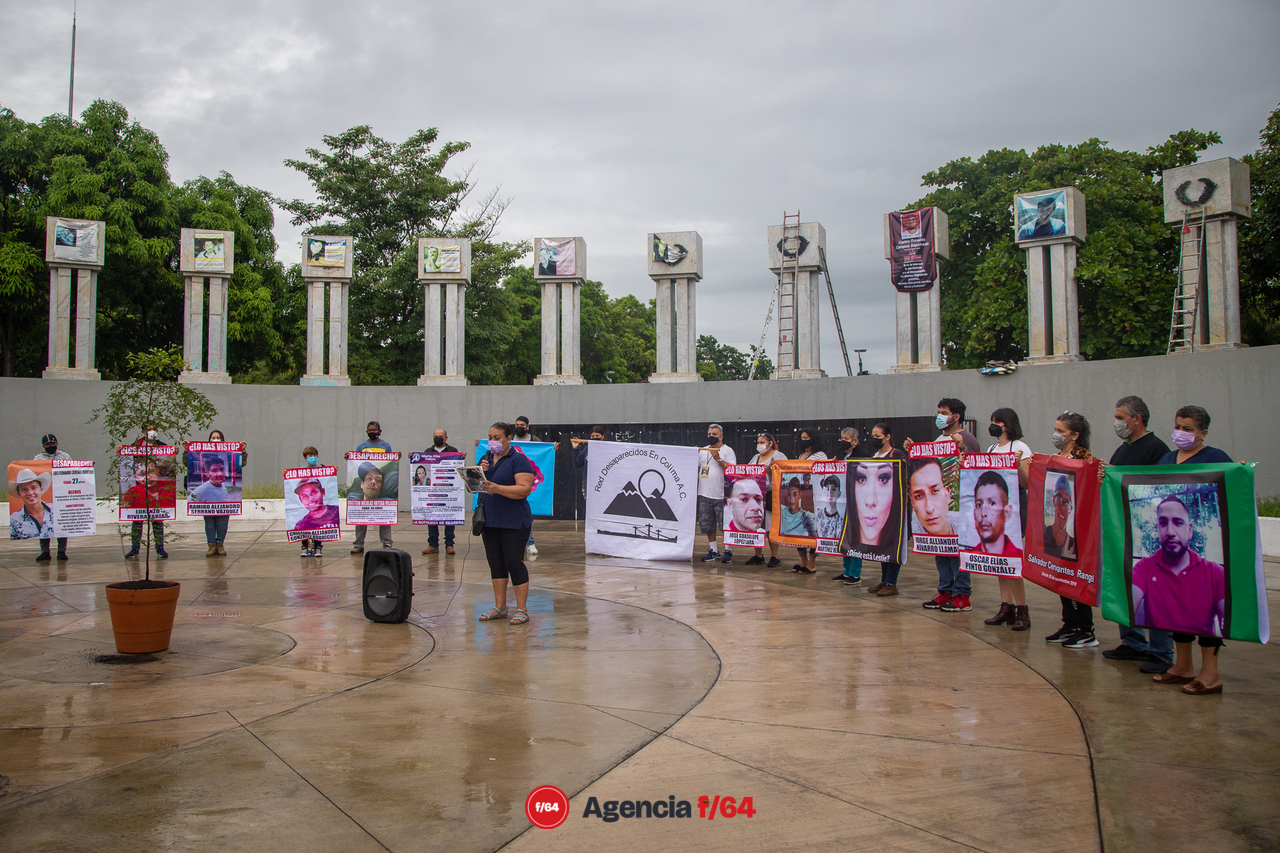Cambio de fotografías de los familiares desaparecidos en la ahora llamada Plaza de las y los desaparecidos.