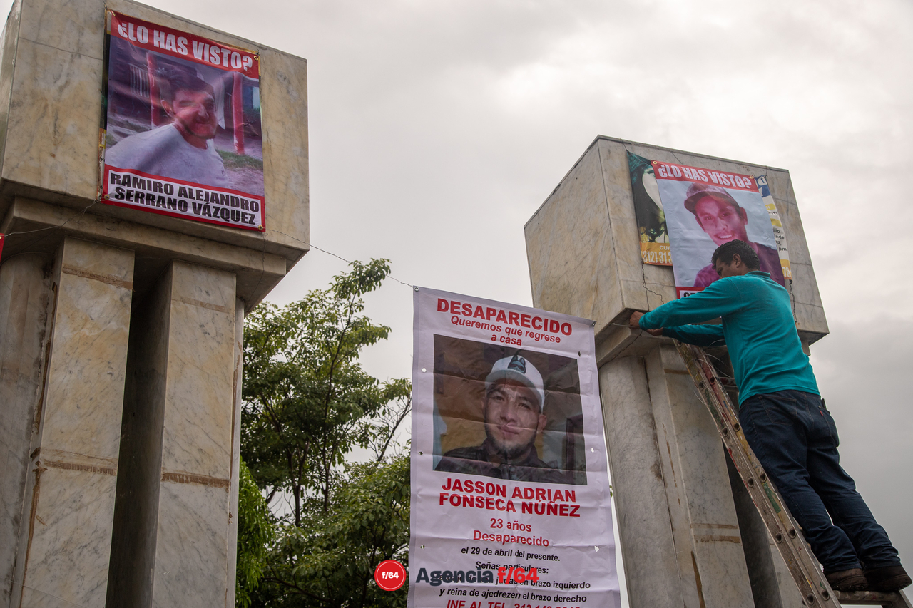 Renovación de lonas con fotografías de familiares desaparecidos.