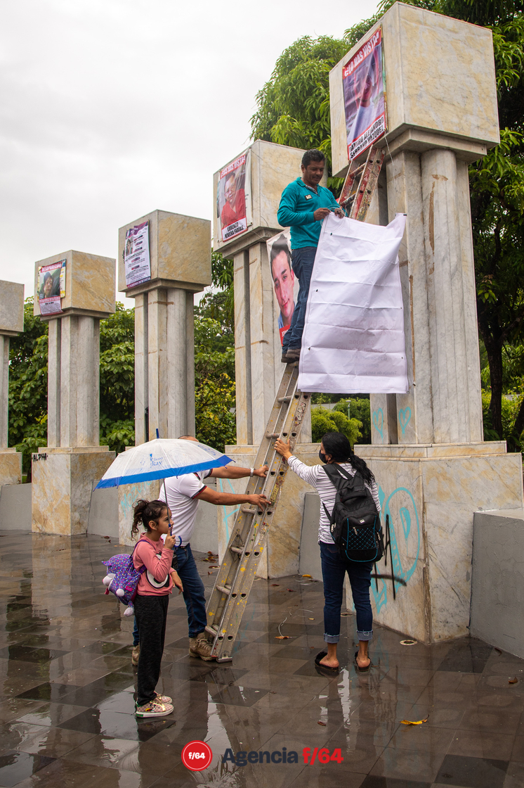 Renovación de lonas con fotografías de familiares desaparecidos.