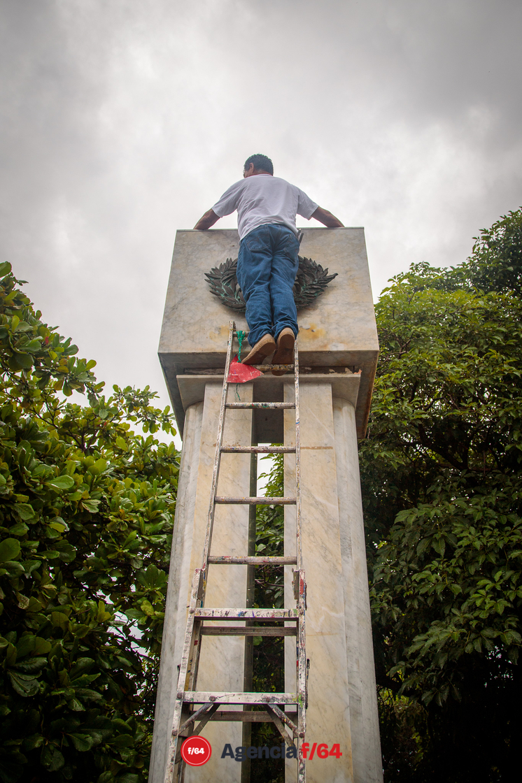 Renovación de lonas con fotografías de familiares desaparecidos.