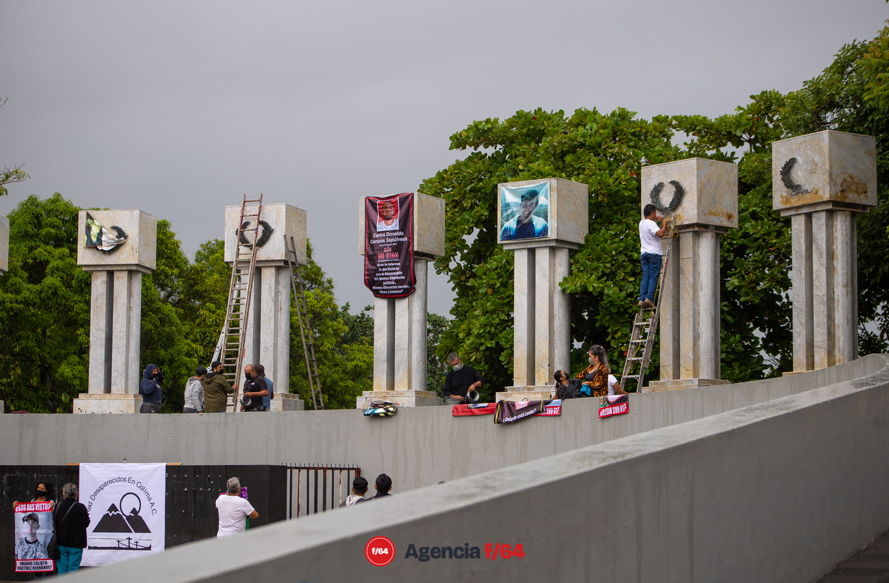 Renovación de lonas con fotografías de familiares desaparecidos.