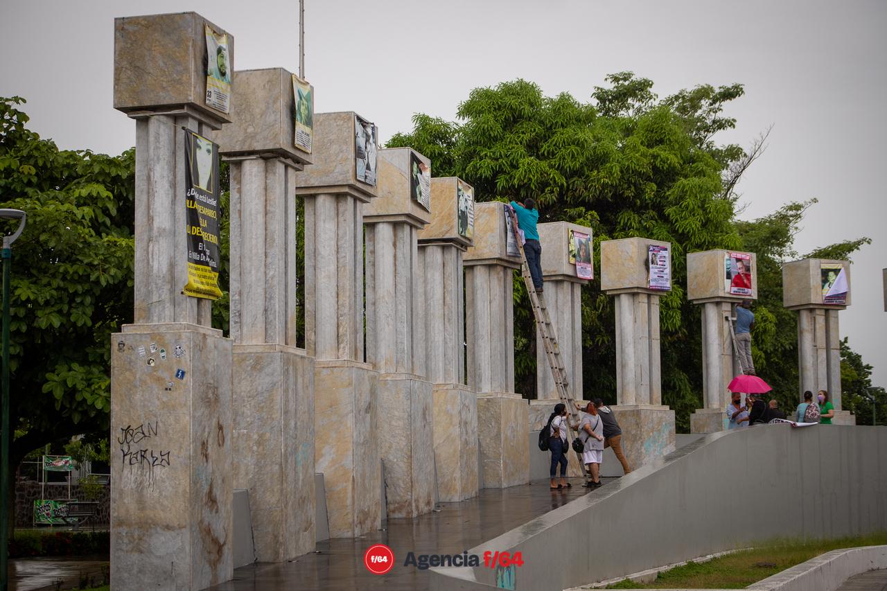 Renovación de lonas con fotografías de familiares desaparecidos.