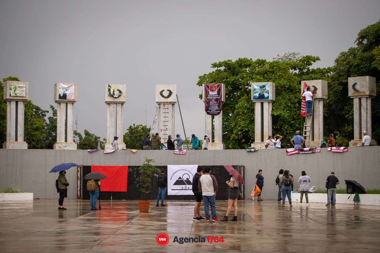 Renovación de lonas con fotografías de familiares desaparecidos.