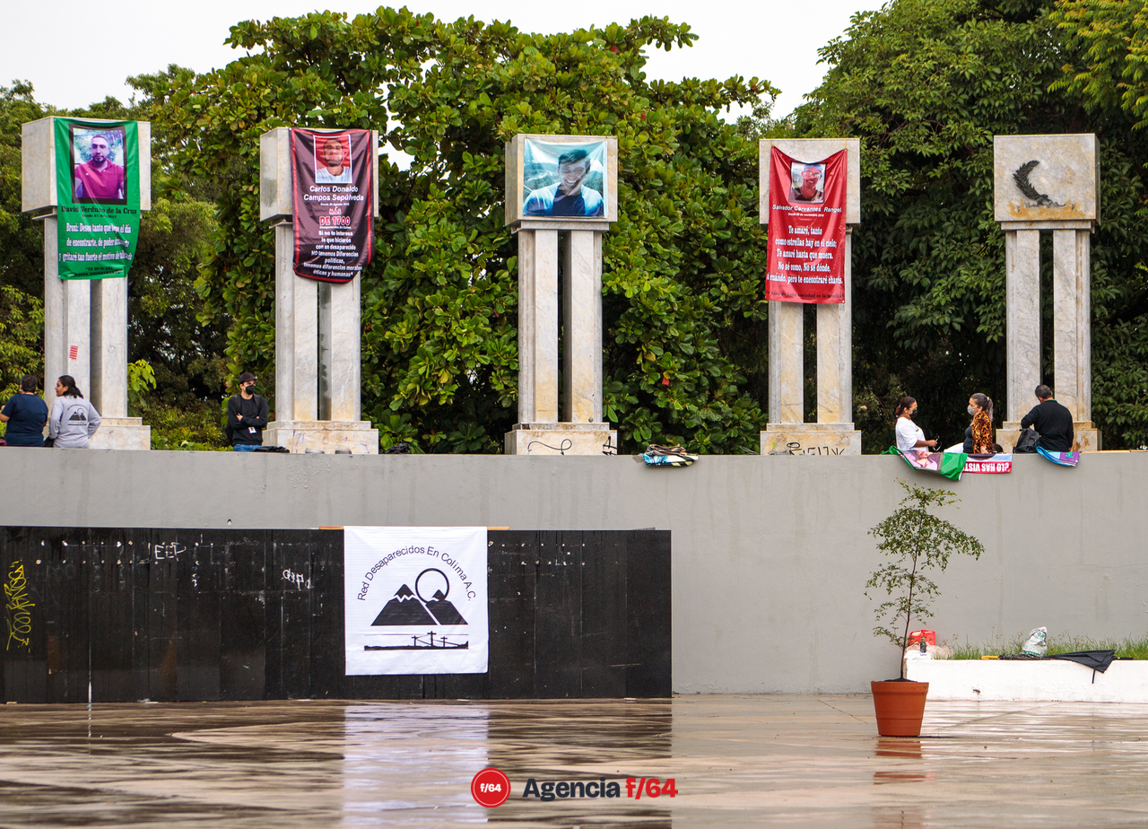  El olivo que simbólicamente  representa la paz y resistencia y da fe del nuevo nombre a la Plaza de las y los desaparecidos.