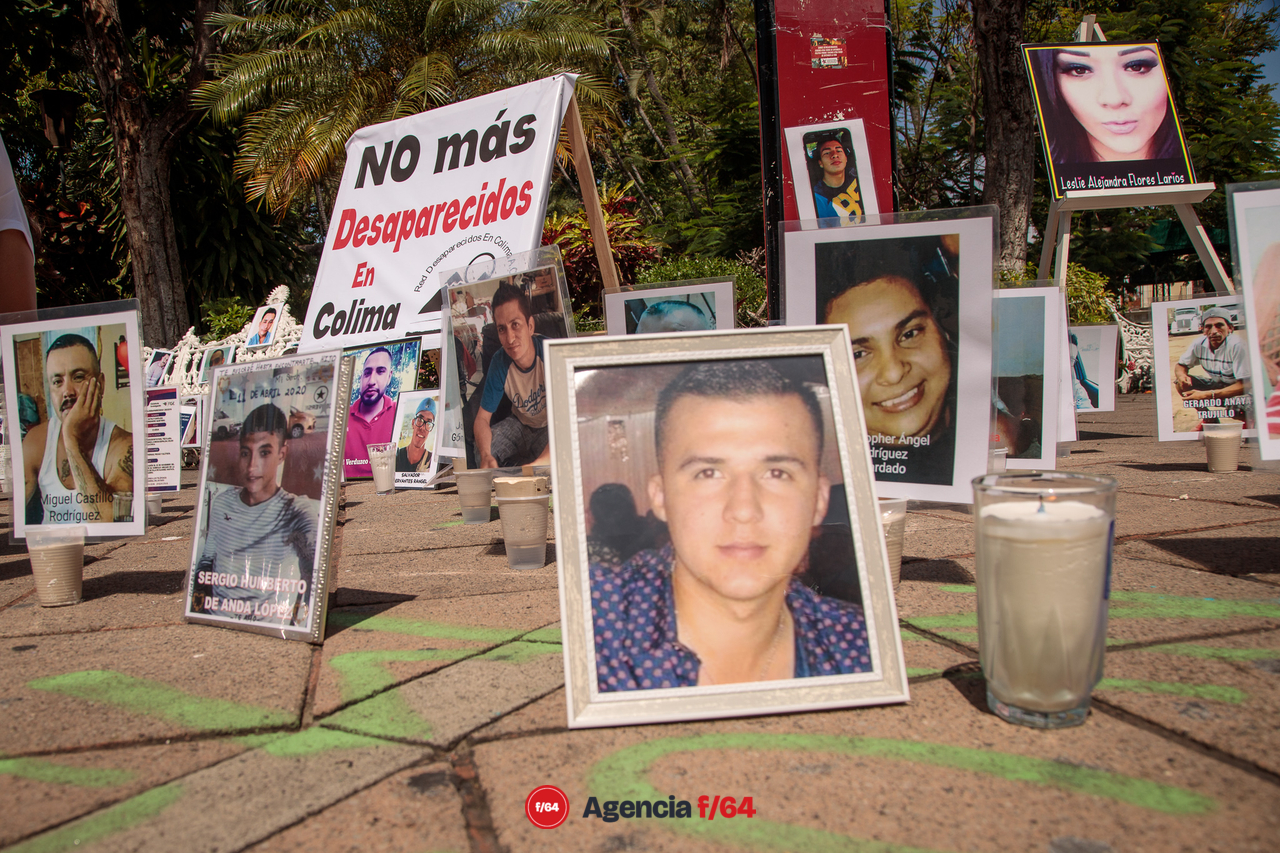 Exposición de fotografías de familiares desaparecidos.