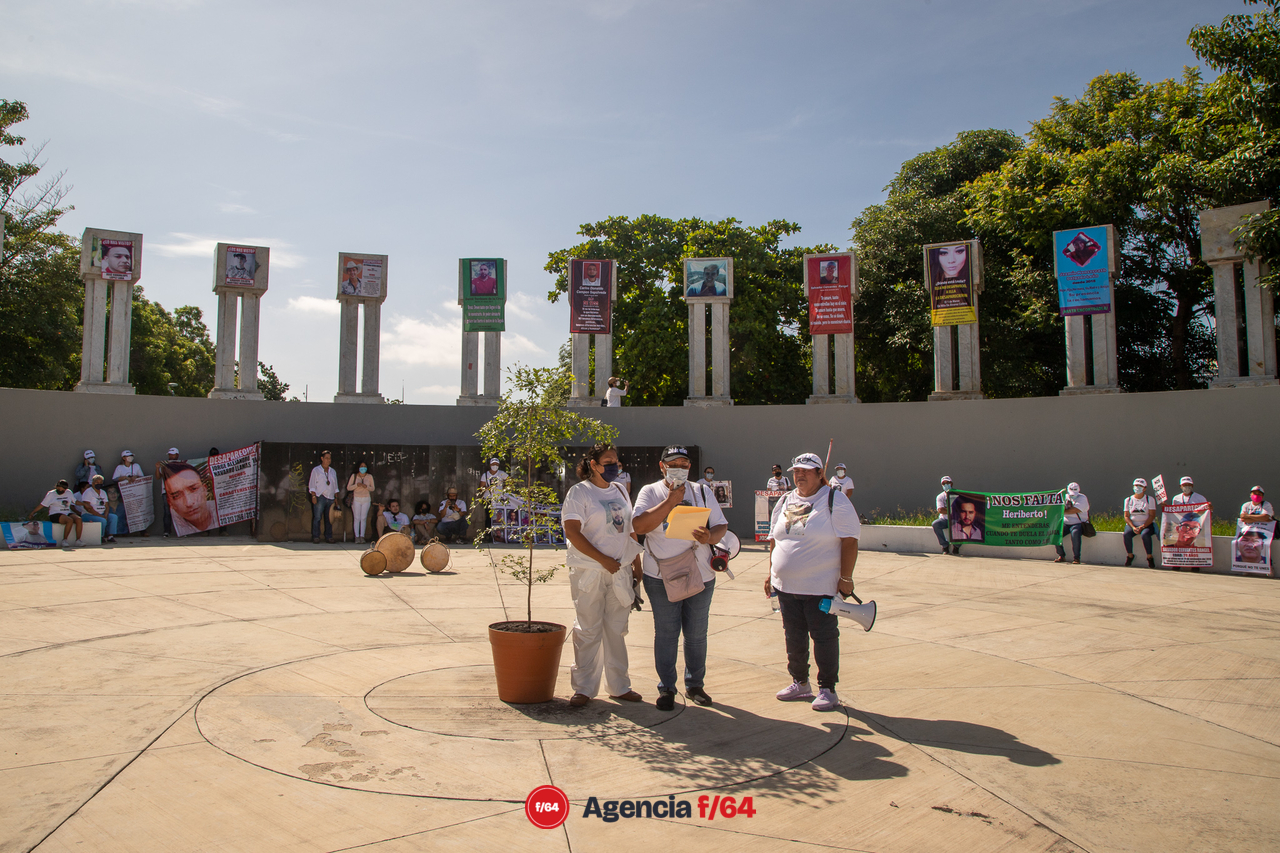 Directiva de la Red de desaparecidos de Colima A.C. en la plaza de las y los desaparecidos.