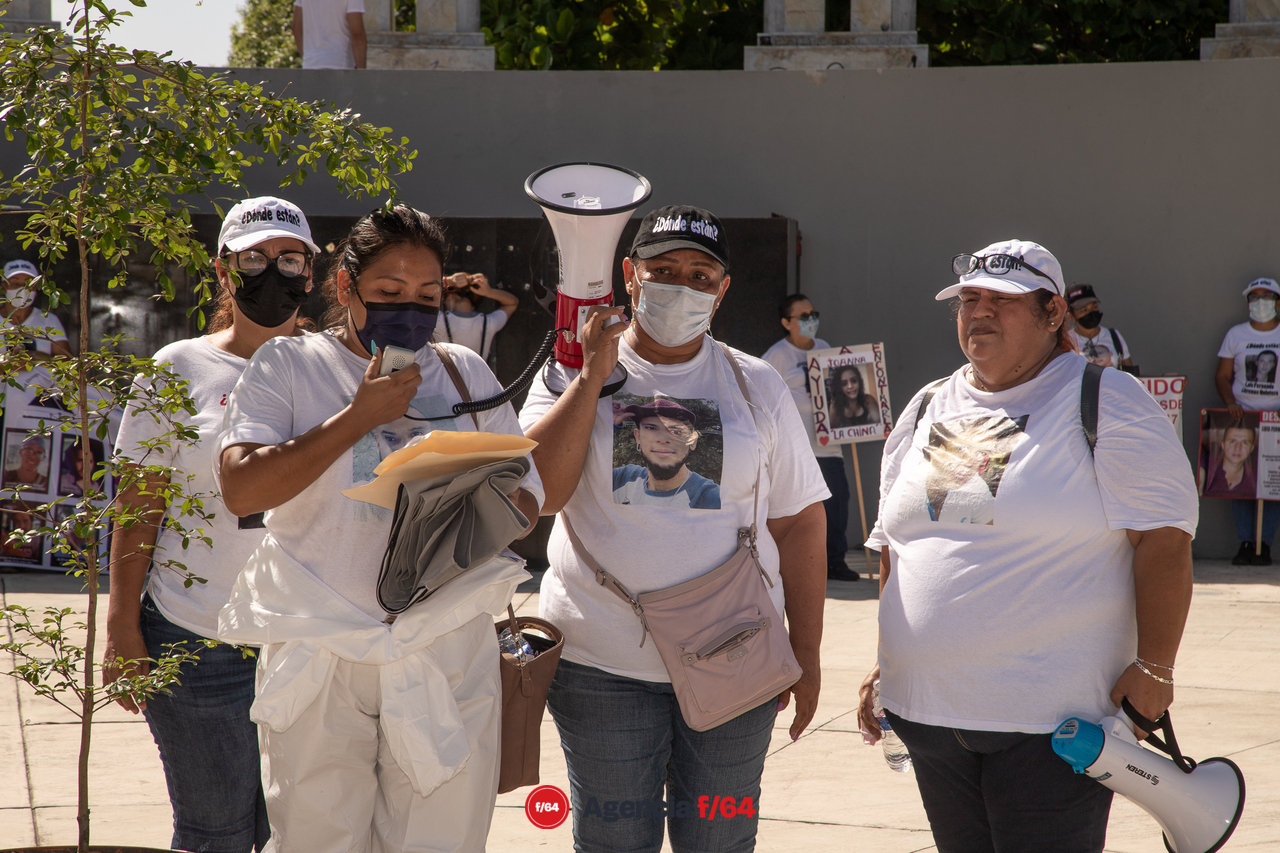 Integrantes de la Red de Desaparecidos en Colima A. C. hacen pronunciamiento en la "Plaza de las y los desaparecidos".