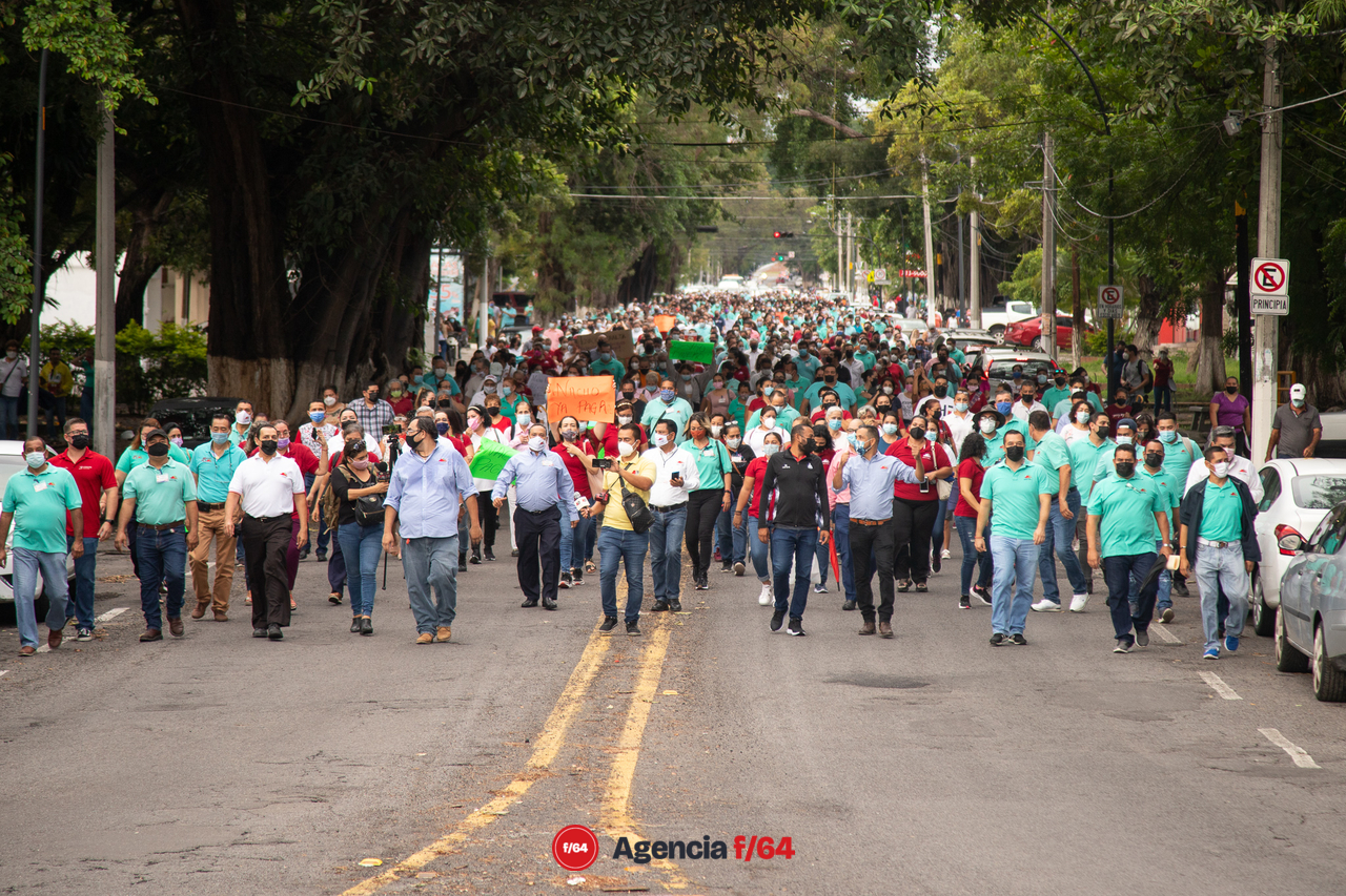 Trabajadores sindicalizados camina hacia Casa de Gobierno.