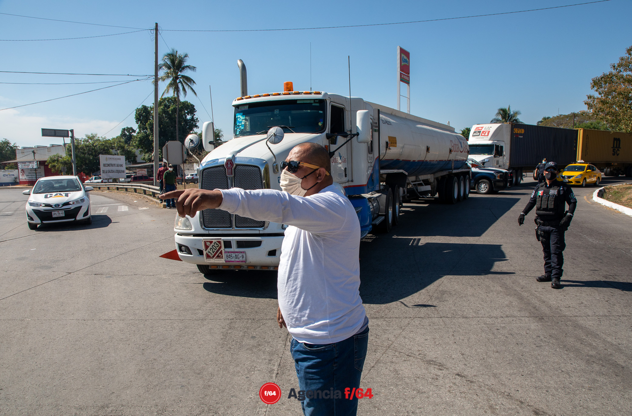 Permisionarios del transporte que se manifestaban a las afueras de la Ciudad de Colima, bloqueando arterias principales y el libramiento que conecta el Puerto de Manzanillo con la Ciudad de Guadalajara, si permitieron el transito de transporte de alto riesgo como la pipa cargada con gas LP.