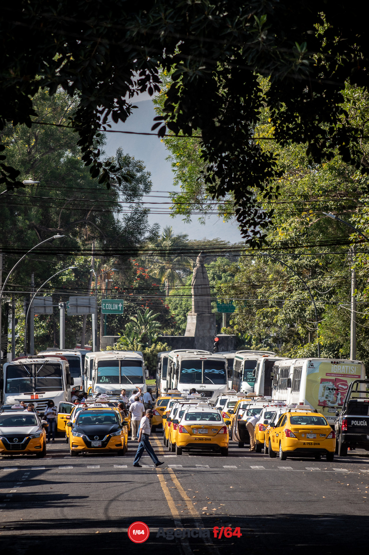 Cierre de arterias principales de la ciudad. Bloqueo en Avenida Pedro Galván, frente a la Casa de Gobierno.   
