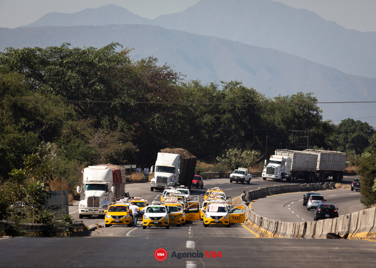 Bloqueo de la autopista Manzanillo-Guadalajara por taxistas.