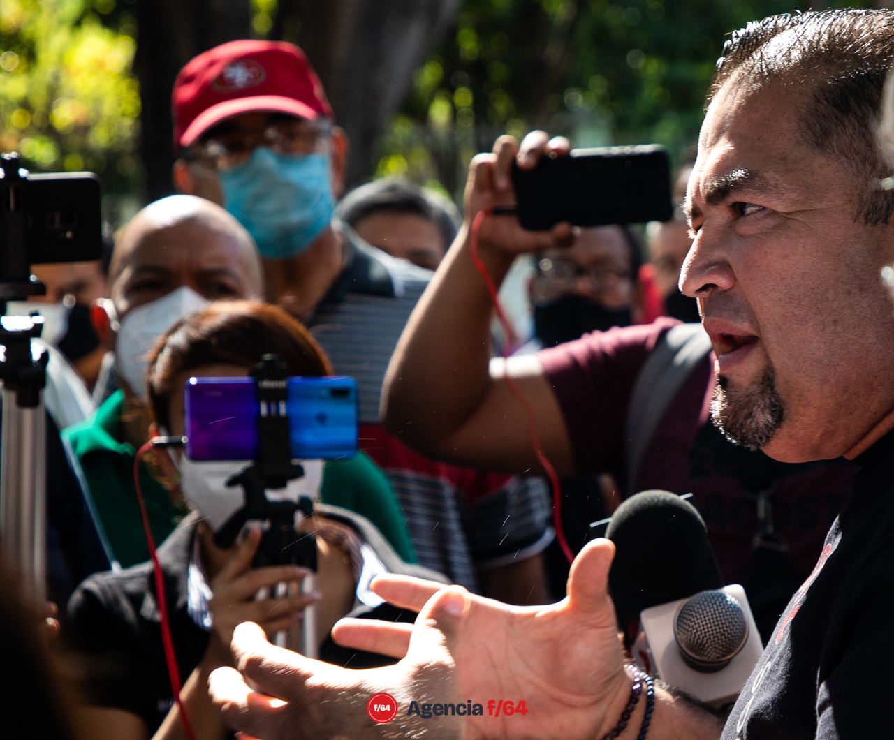 El Diputado Local, Memo Toscano, expresando su apoyo e interés de resolver las demandas de los permisionarios de transporte que se manifestaban frente al Congreso Local. 