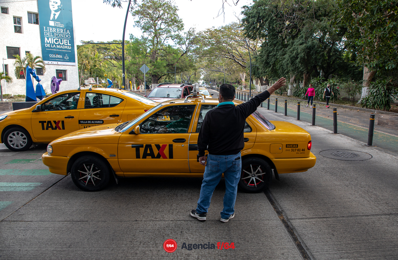 Da inicio el cierre de cruceros y avenidas. Bloque en Av. Galván, frente al Congreso Local.