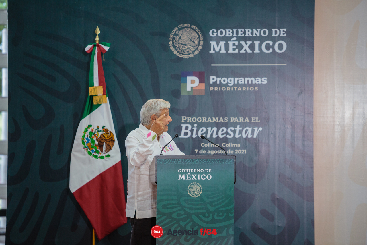 El Presidente Andrés López Obrador habla sobre la importancia de los programas sociales en su administración. En temas locales anuncia el apoyo al Gobierno del Estado para salir del problema financiero y habla de la inclusión de la Gobernadora electa, Indira Vizcaíno Silva en la solución.