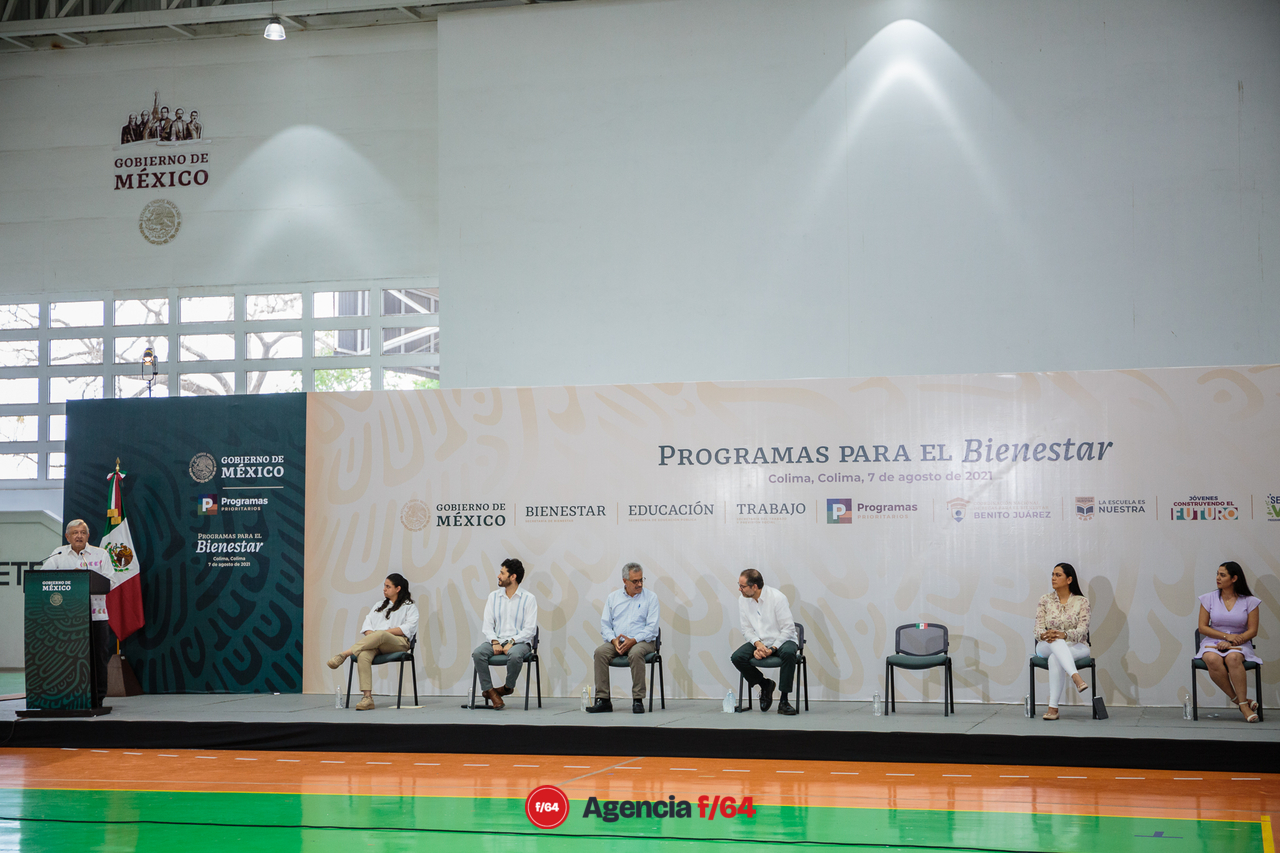 El Presidente Andrés López Obrador habla sobre la importancia de los programas sociales en su administración. En temas locales anuncia el apoyo al Gobierno del Estado para salir del problema financiero y habla de la inclusión de la Gobernadora electa, Indira Vizcaíno Silva en la solución.