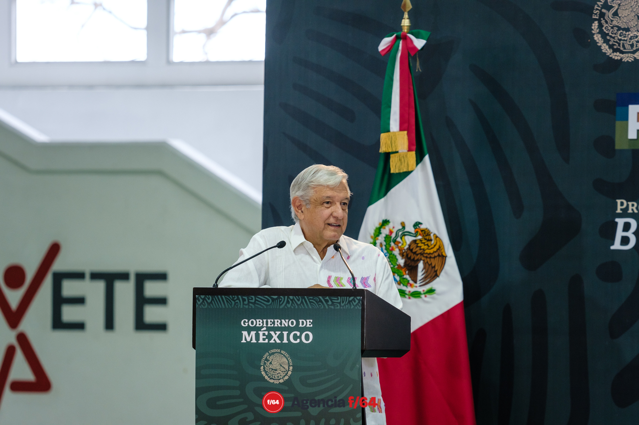 El Presidente Andrés López Obrador habla sobre la importancia de los programas sociales en su administración. En temas locales anuncia el apoyo al Gobierno del Estado para salir del problema financiero y habla de la inclusión de la Gobernadora electa, Indira Vizcaíno Silva en la solución.
