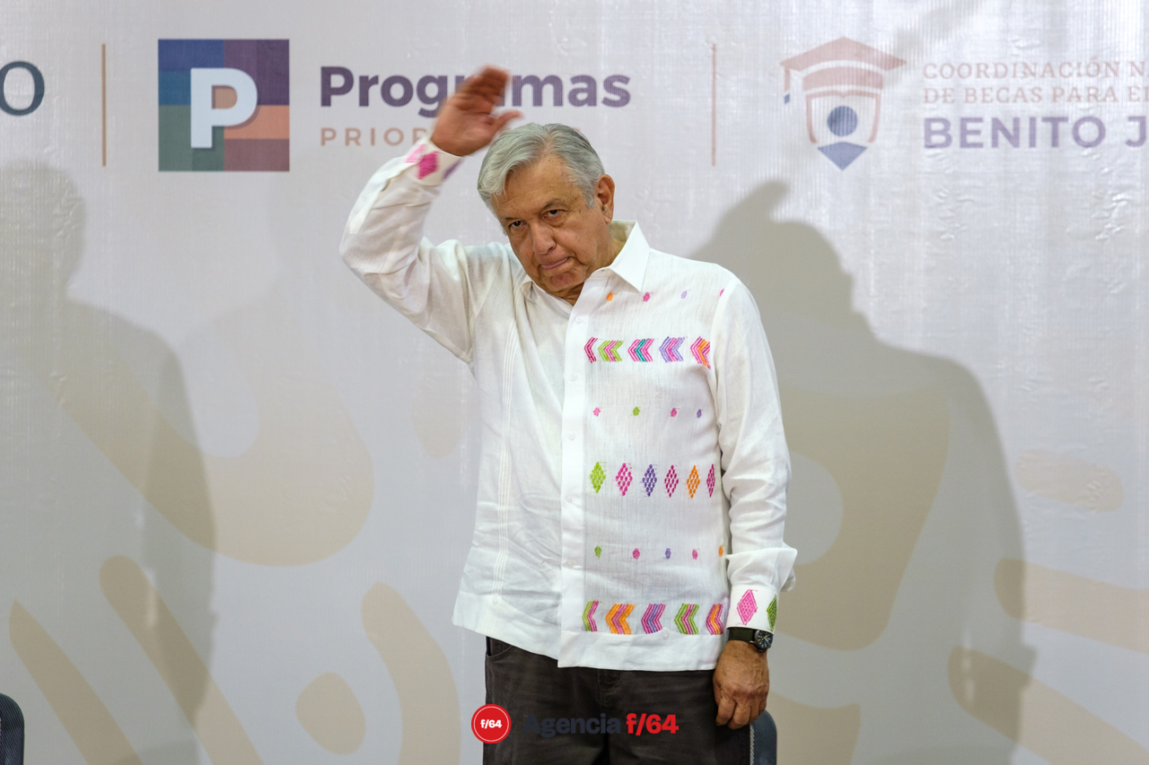 El Presidente Andrés López Obrador se despide el evento.