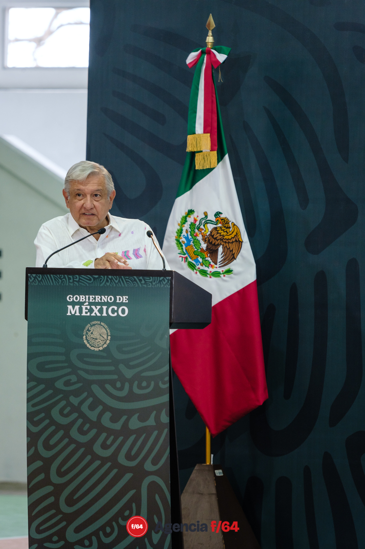 El Presidente Andrés López Obrador habla sobre la importancia de los programas sociales en su administración. En temas locales anuncia el apoyo al Gobierno del Estado para salir del problema financiero y habla de la inclusión de la Gobernadora electa, Indira Vizcaíno Silva en la solución.