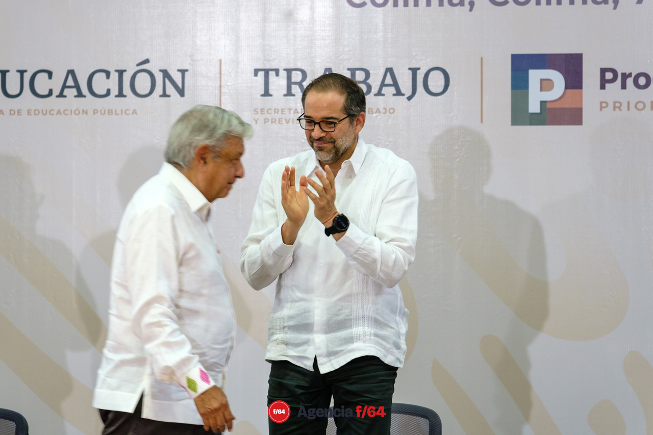 El Gobernador José Ignacio Peralta aplaude al Presidente Andrés López Obrador al finalizar su mensaje donde anunció el apoyo económico a su administración estatal.