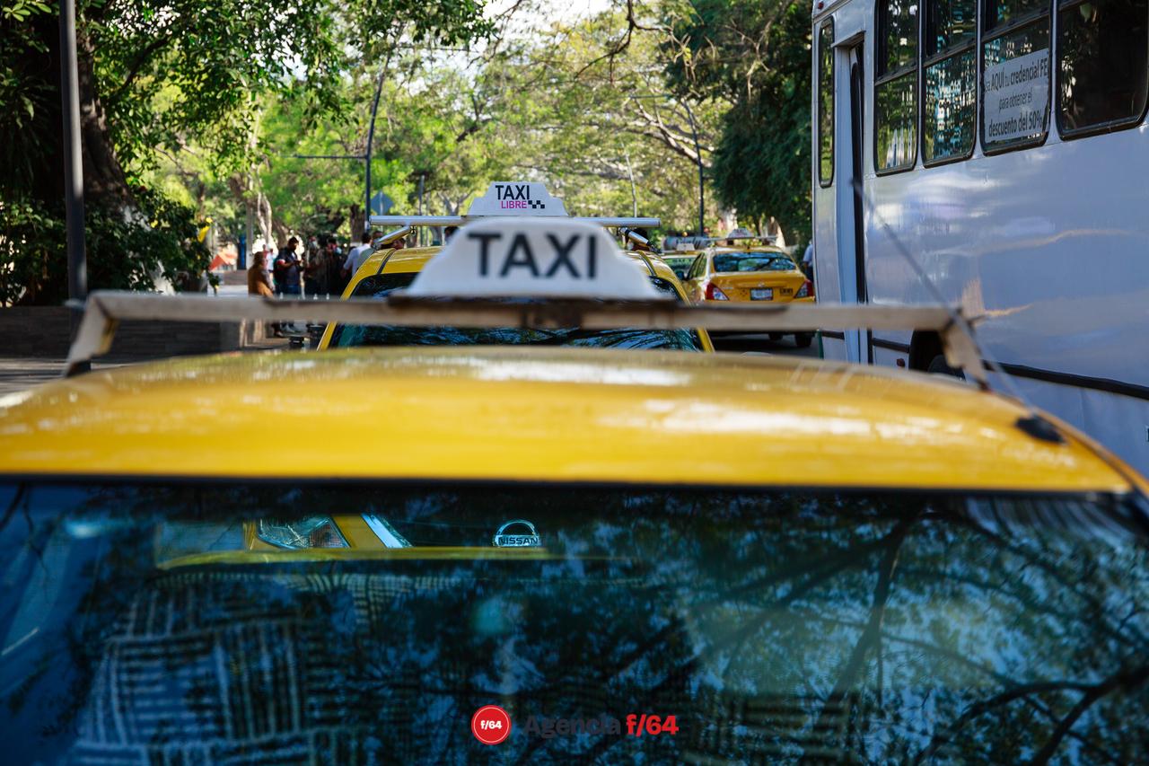 Taxistas y conductores de transporte protestan contra mototaxis