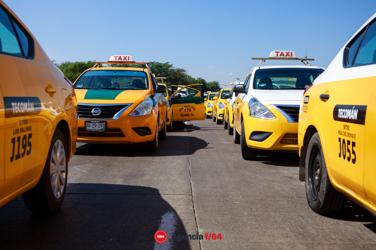 Bloqueo de la autopista Manzanillo-Guadalajara por taxistas.