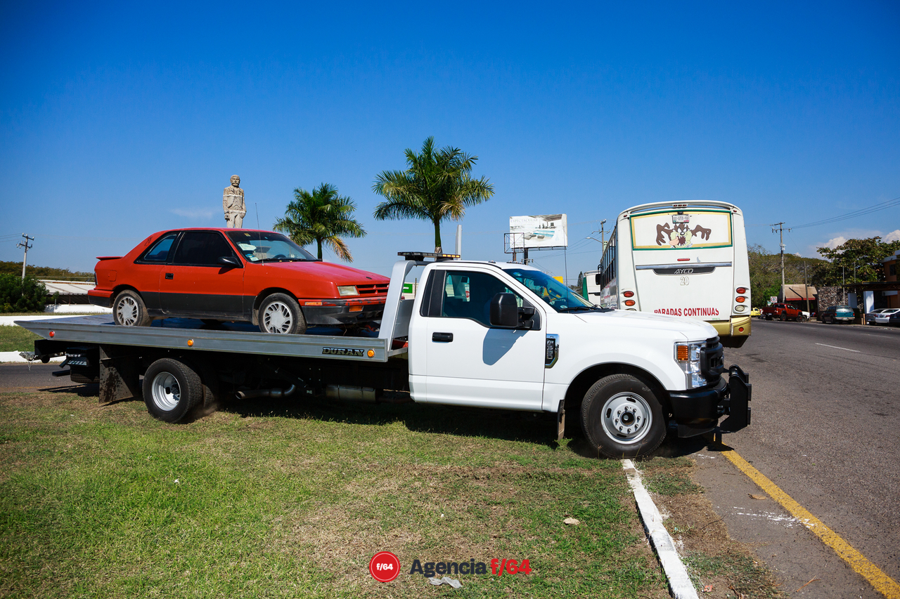 Ante la desesperación de los bloqueos, automovilistas "brincan" camellones.