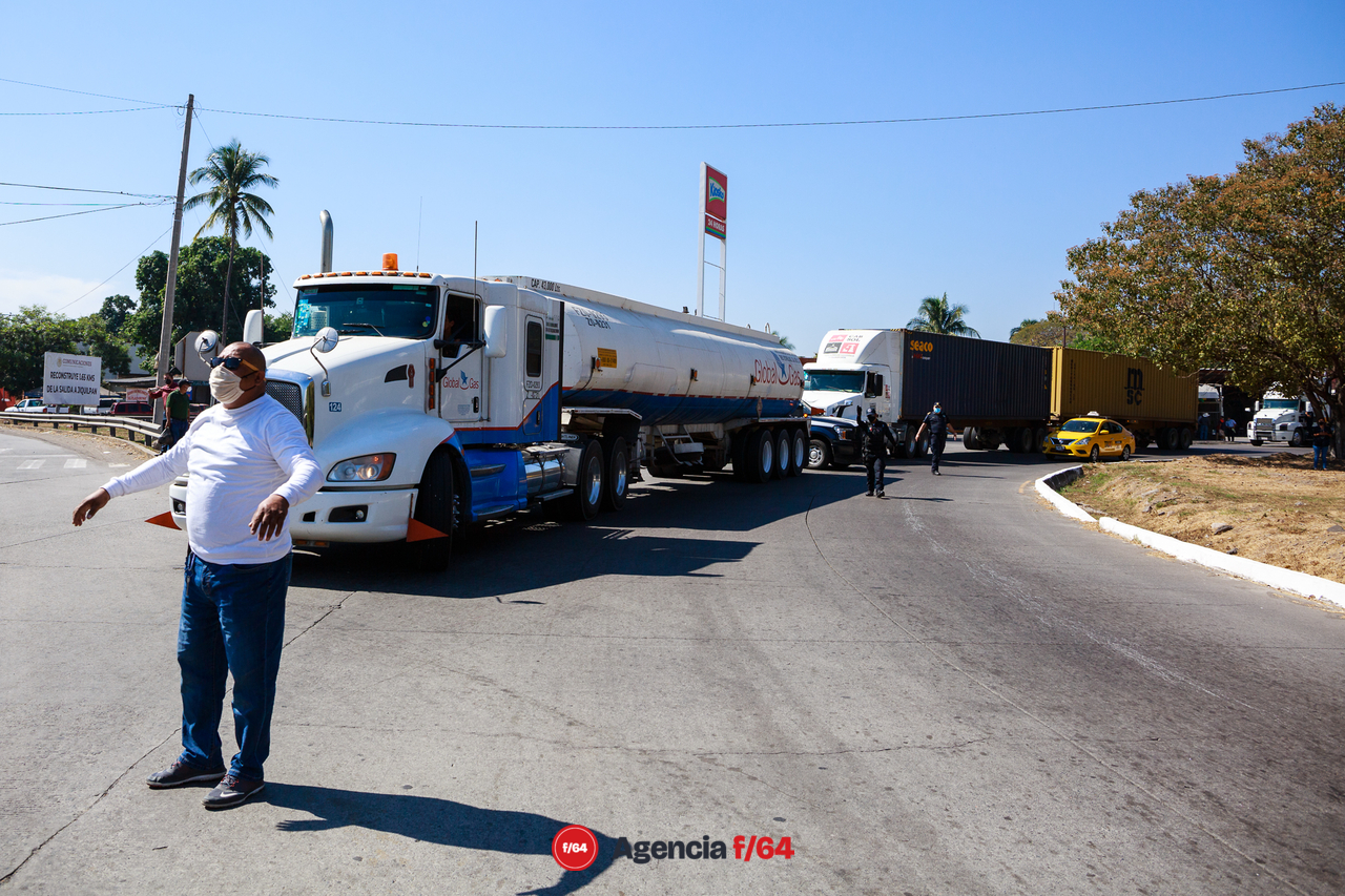 Taxistas permiten el paso de pipa cargada de gas para evitar que cruce por la ciudad de Colima.