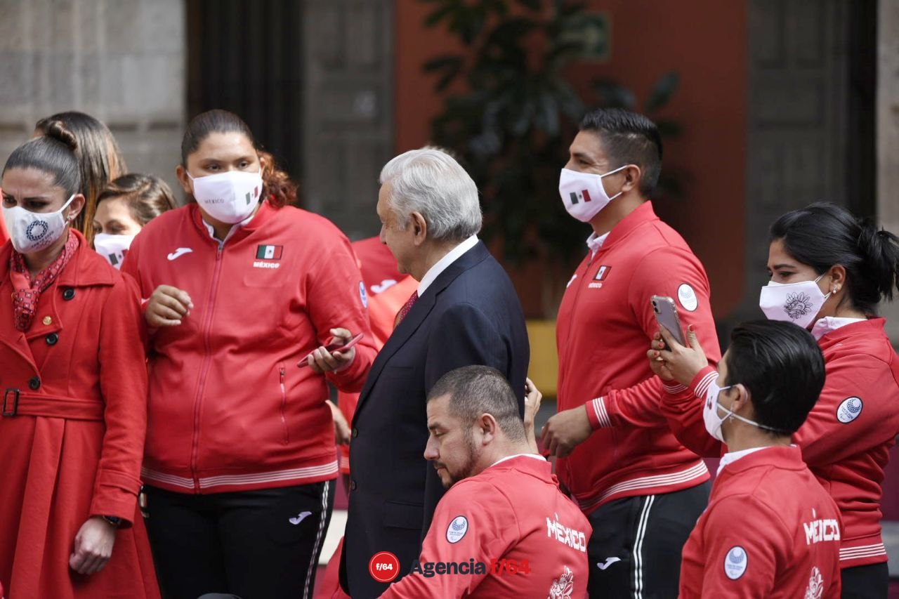 El Presidente Andrés Manuel López Obrador saluda a miembros de la Delegación Mexicana Paralímpica que participará en Japón.