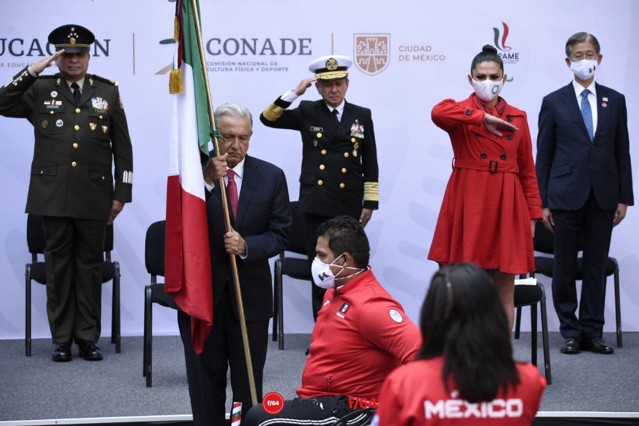 Egdar Barajas, colimense, recibe la bandera de manos del Presidente López Obrador en el abanderamiento a la Delegación Mexicana Paralímpica.