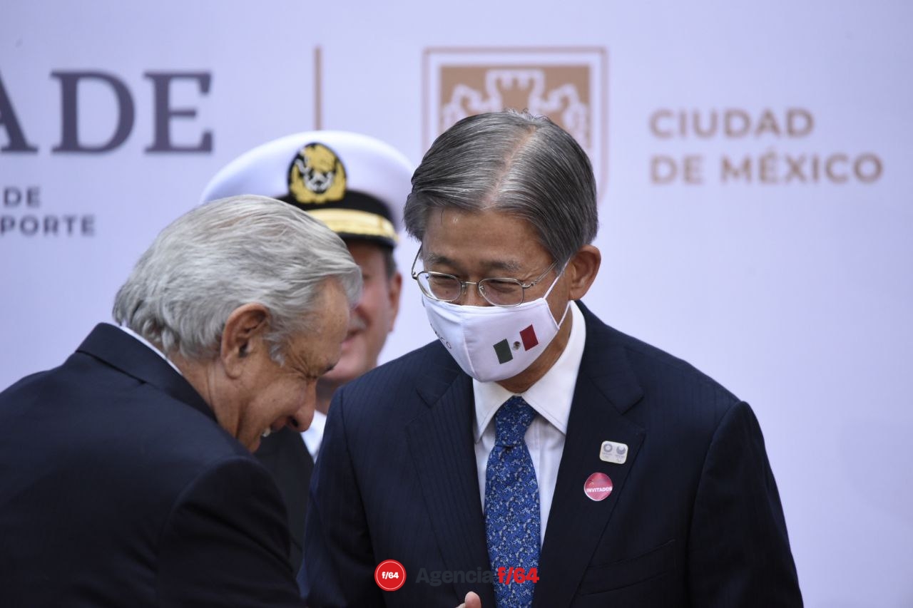 El Embajador de Japón en México, Yasushi Takase intercambia palabras con el Presidente Andrés Manuel López Obrador.