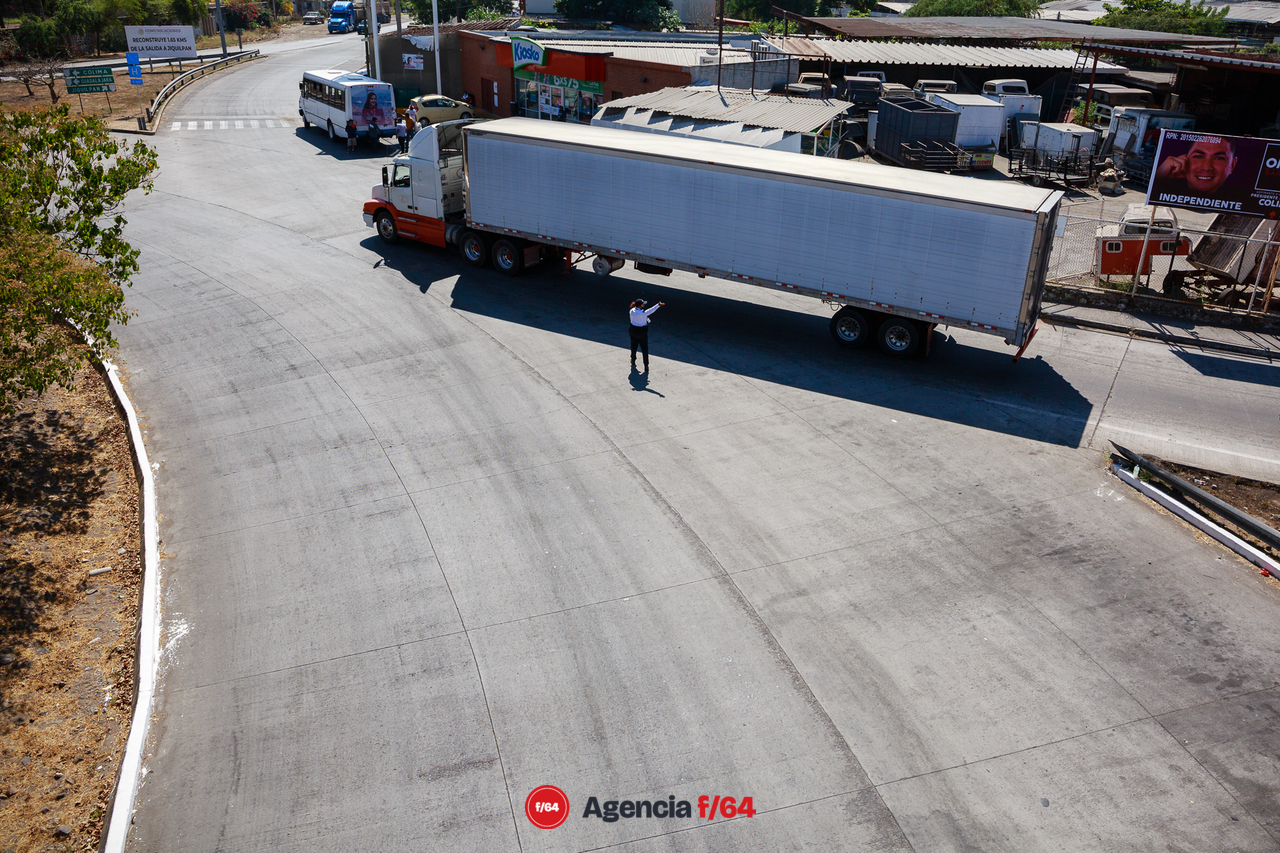 La policía vial tuvo que desplegarse a diversas áreas de la ciudad de Colima para ayudar con la congestión vial.