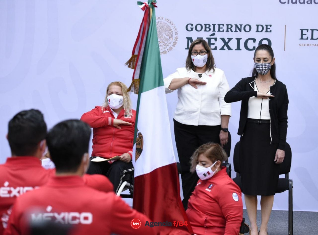 Amalia Pérez recibe la bandera de manos del Presidente López Obrador en el abanderamiento a la Delegación Mexicana Paralímpica.