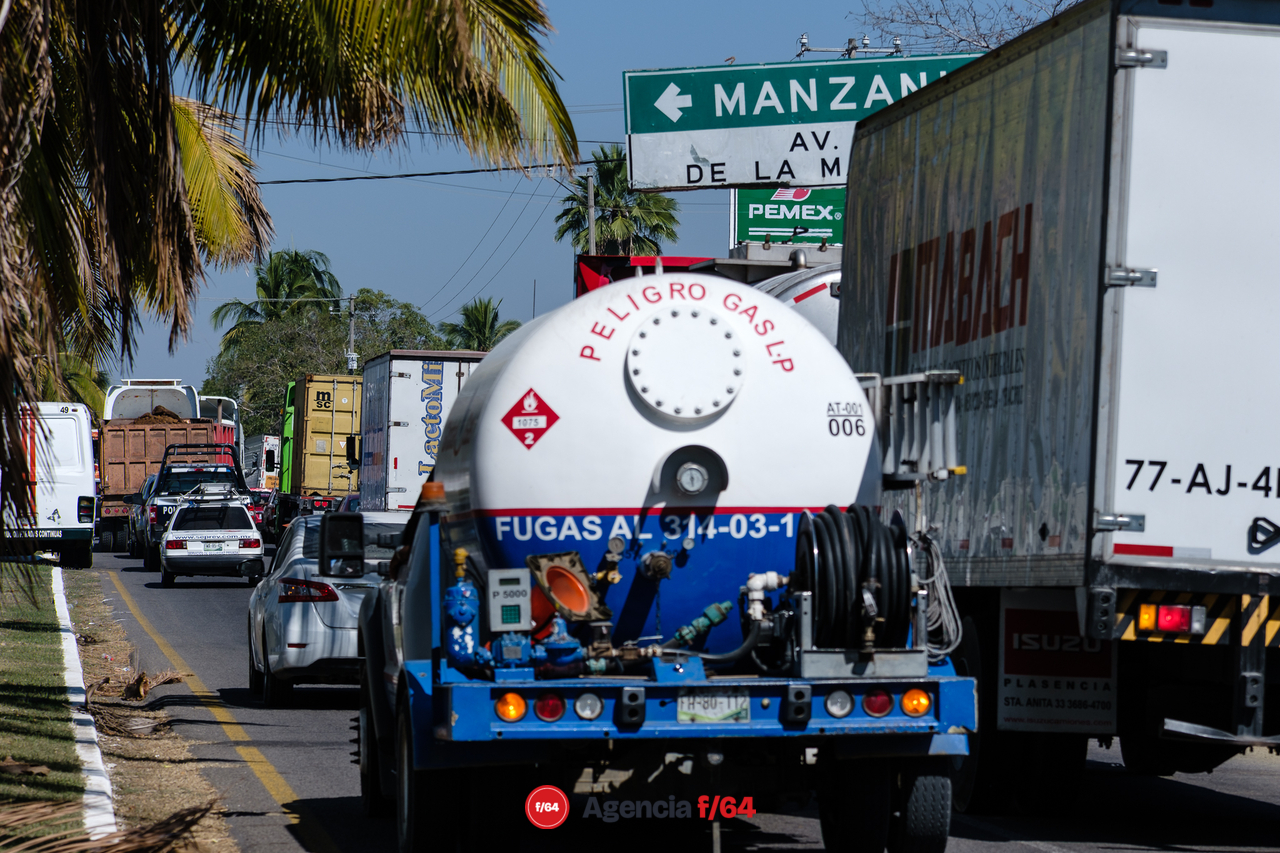 Tráfico pesado desviado hacia la ciudad de Colima.