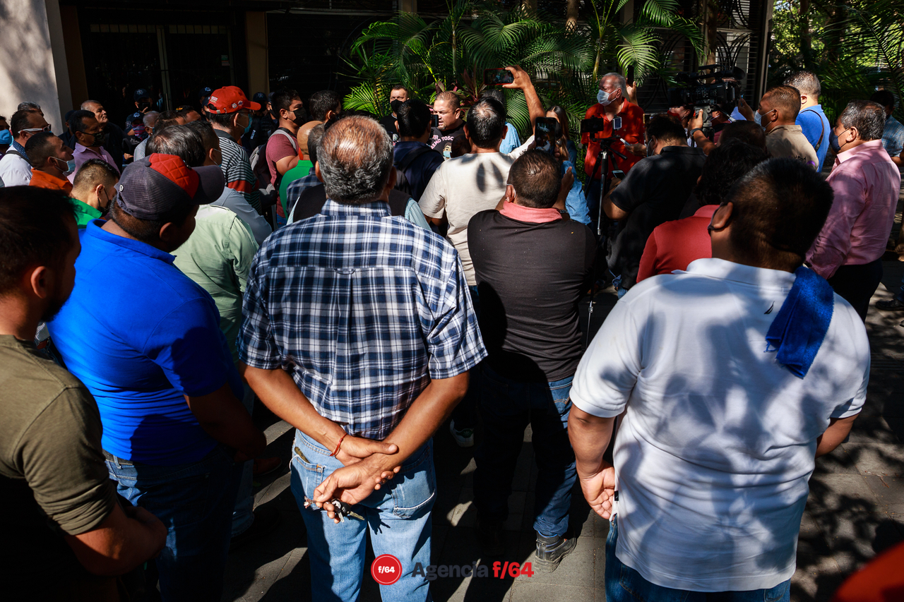 Taxistas presentan sus quejas al diputado local Guillermo Toscano.
