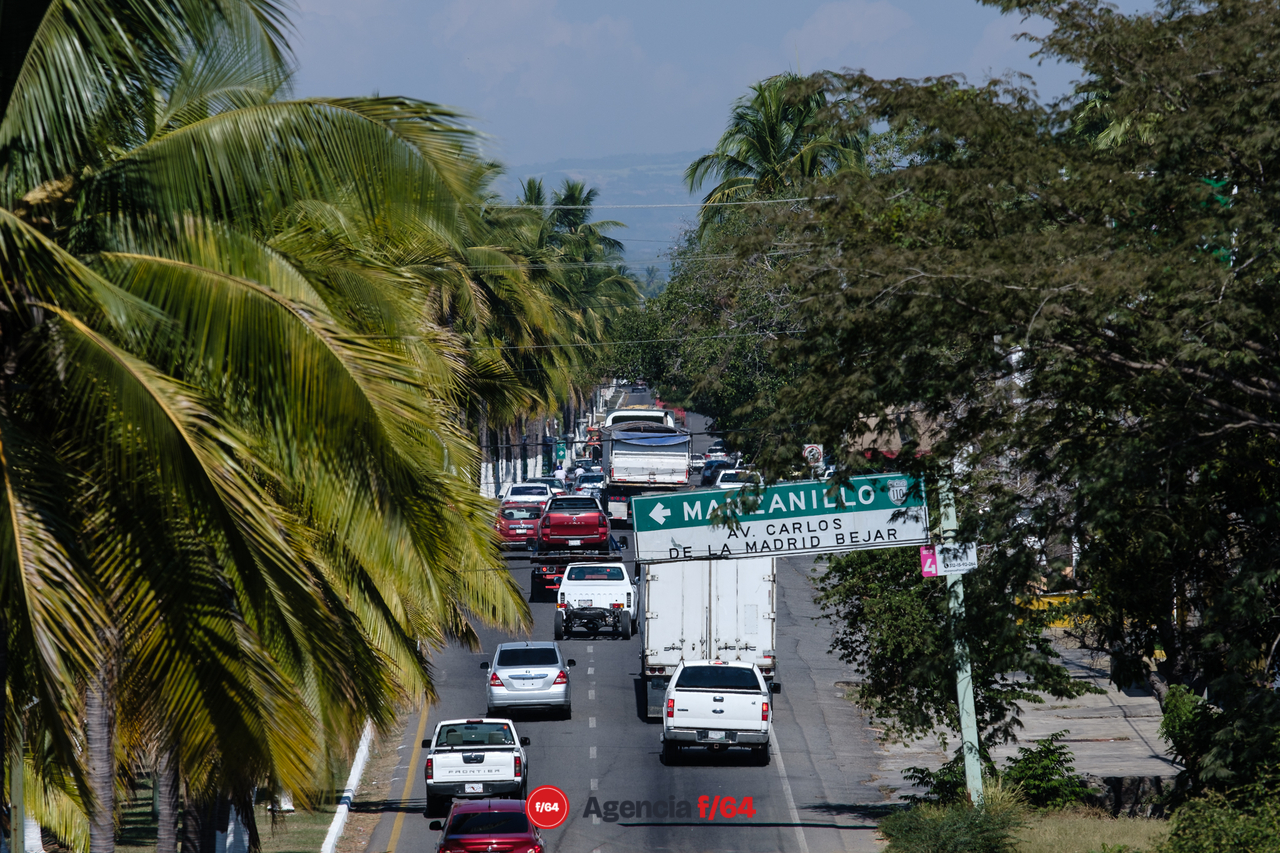 Tráfico pesado desviado hacia la ciudad de Colima.