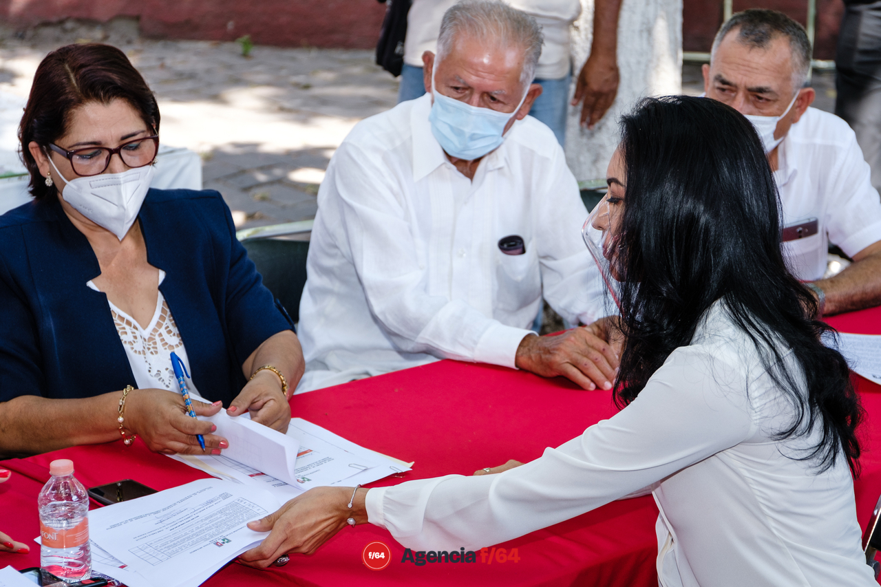 Firma documentos del pre-registro ante la Comisión de Procesos Internos del PRI.