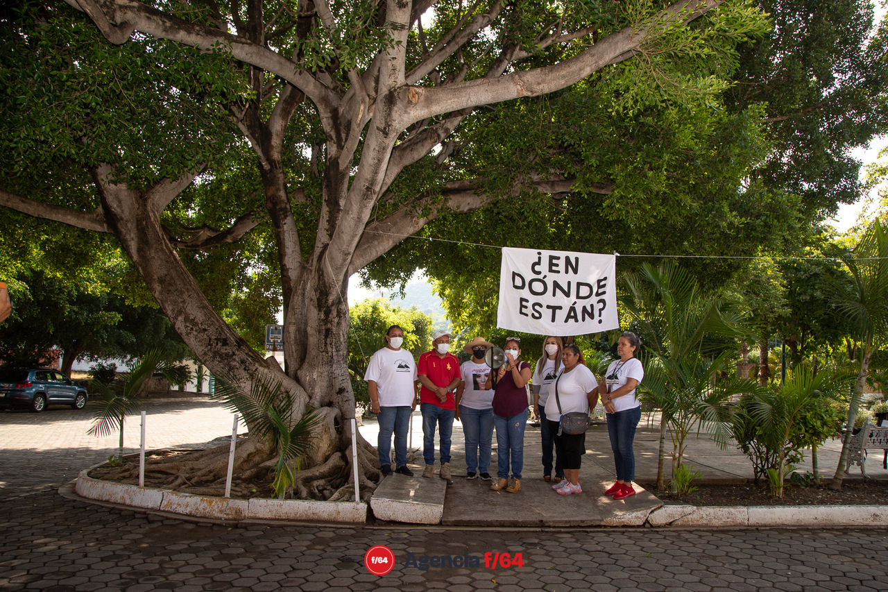 Integrantes de la Red de Desaparecidos en Colima, en la comunidad de Tepames.