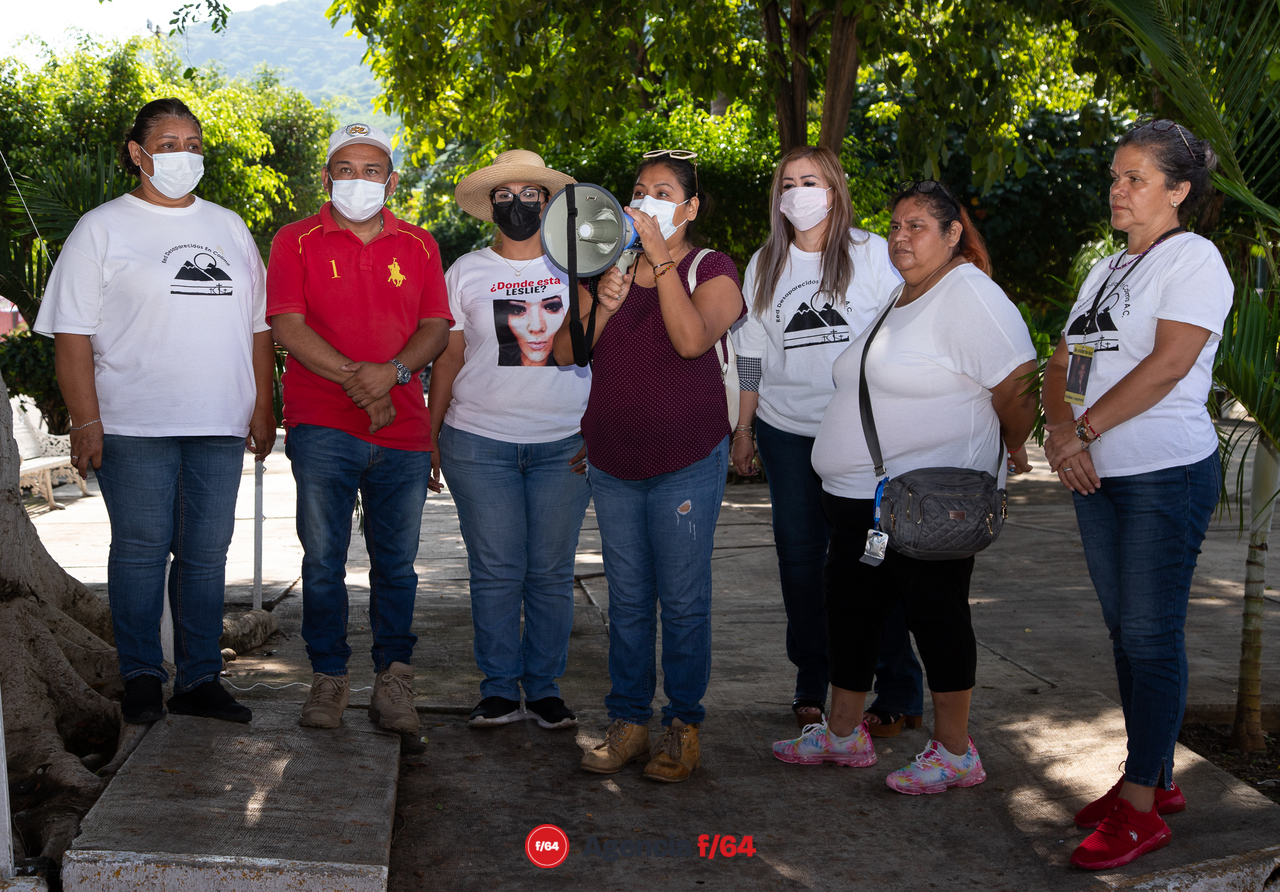 Integrantes de la Red de Desaparecidos en Colima, en la comunidad de Tepames, Colima.
