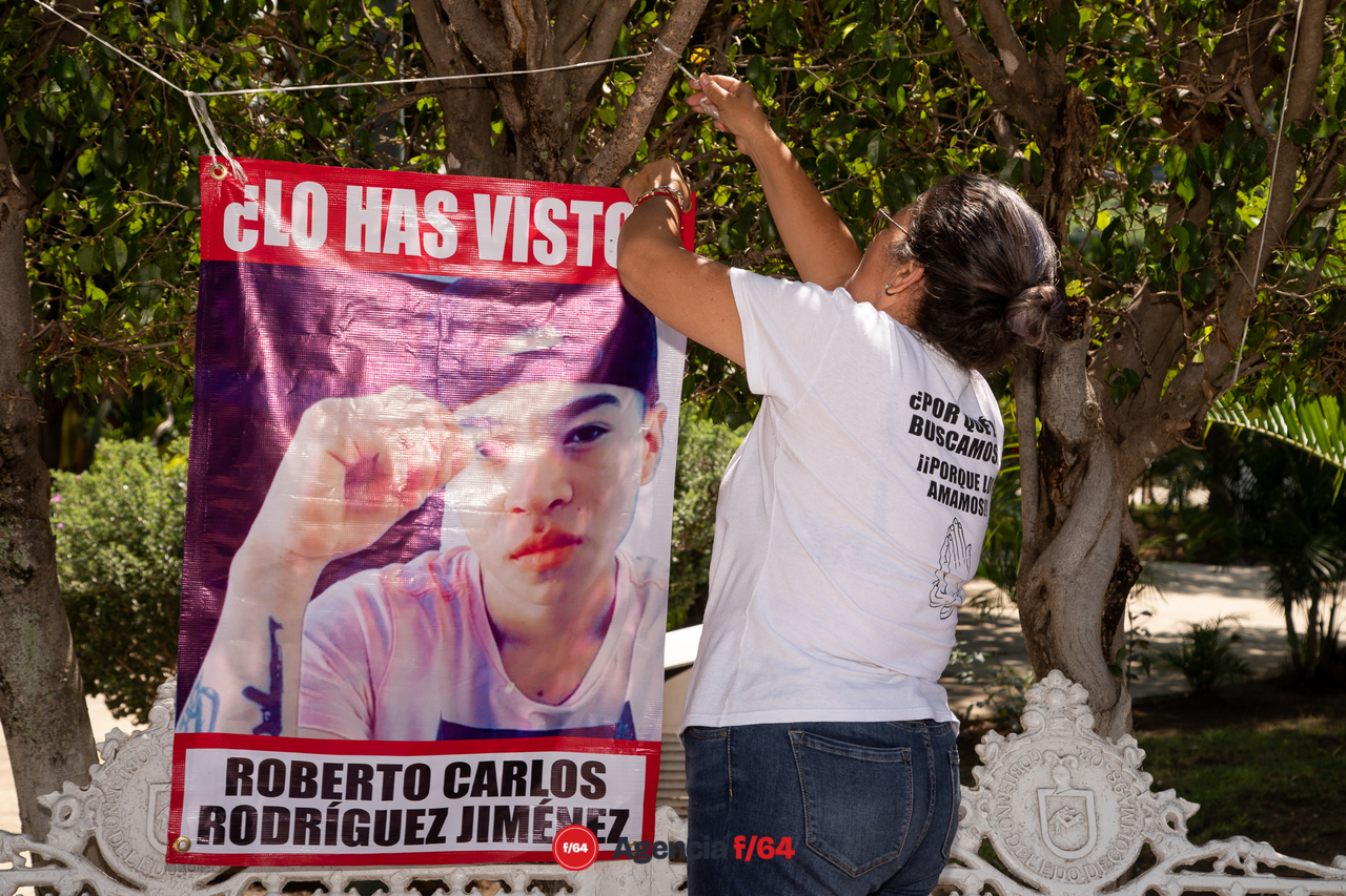 La colocación de lonas. Integrante de la Red de Desaparecidos en Colima A.C.