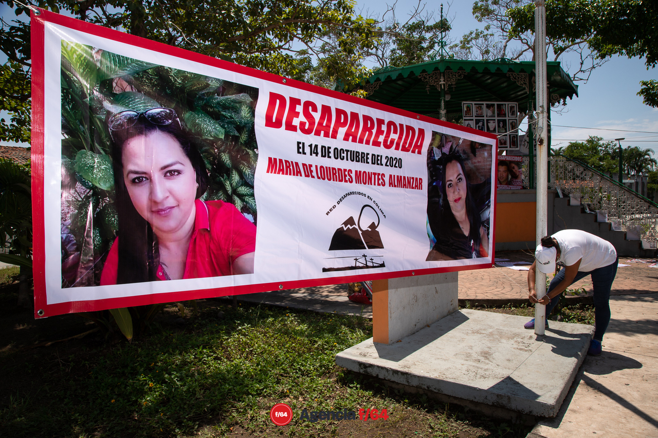 La colocación de lonas. Integrante de la Red de Desaparecidos en Colima A.C.